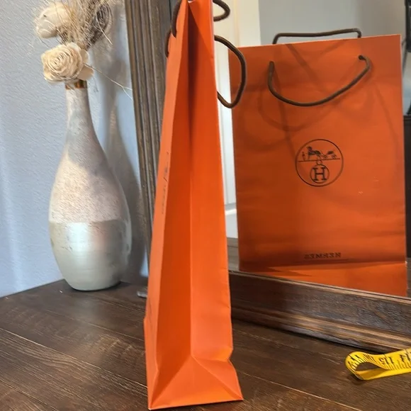 Hermes shopping bag in excellent used condition. Tall medium size. - Picture 3 of 7